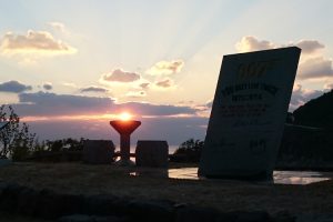 007記念碑と夕日